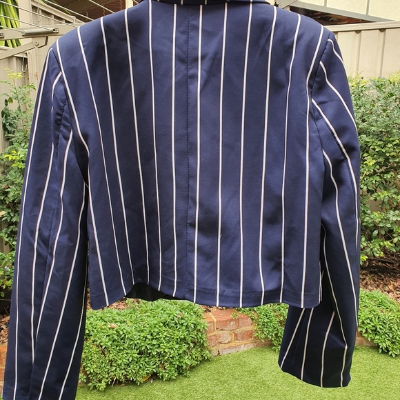 Boohoo Cropped Power Shoulder Pinstripe Blazer - Picture 4 of 10